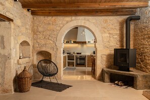 傳統別墅 | 起居區 | 40-吋智慧型電視、數位頻道、電視、壁爐