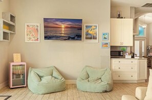 Living area - Key West Style Cottage - with pool/hot-tub (Dunedin)