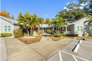 Exterior - Key West Style Cottage - with pool/hot-tub (Dunedin)