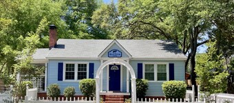 Blue Door Cottage: Downtown charm & convenience, dog-friendly large fenced yard