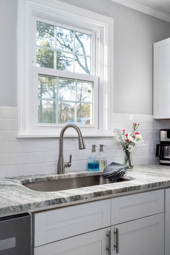 Blue Door Cottage: Downtown charm & convenience, dog-friendly large fenced yard