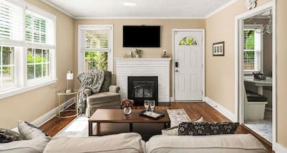 Blue Door Cottage: Downtown charm & convenience, dog-friendly large fenced yard
