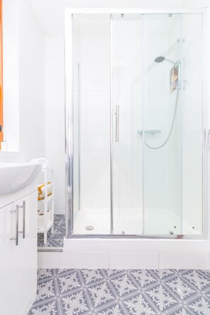 Shower, hair dryer, towels, soap - Dundee City, Trades Lane Apartment, near V&A (Dundee)