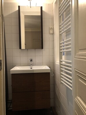 Hair dryer, towels, soap - Bel Appartement Tout Comfort au Coeur des Batignolles! (Paris)