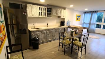 Apartamentos Ingrid 303 | Private kitchen | Full-sized fridge, microwave, oven, blender
