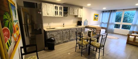 Apartamentos Ingrid 303 | Cocina privada | Refrigerador con congelador, microondas, horno y licuadora