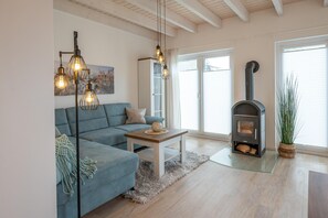 Televisión, chimenea, mesa de ping pong