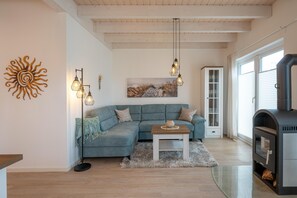 Televisión, chimenea, mesa de ping pong