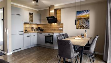 Een koelkast, een magnetron, een oven, een kookplaat