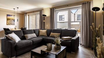 Een televisie en een open haard