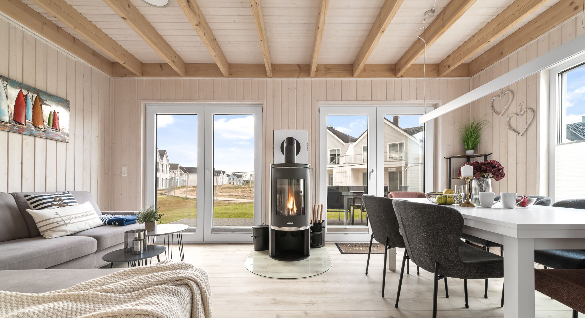 Televisie, een open haard, een filmbibliotheek en een stereo