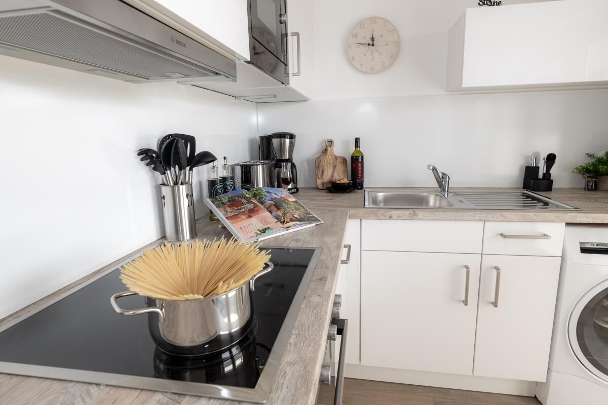 Kühlschrank, Mikrowelle, Ofen, Herdplatte