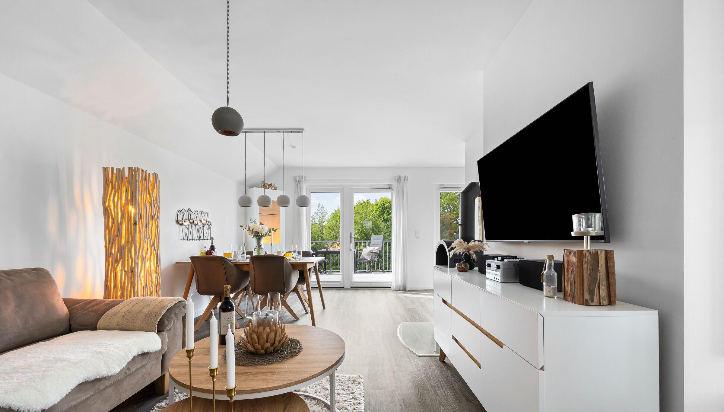 Tv, eldstad, ett filmbibliotek och en stereo