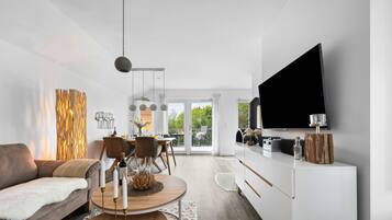 Fernseher, Kamin, Videothek, Stereoanlage