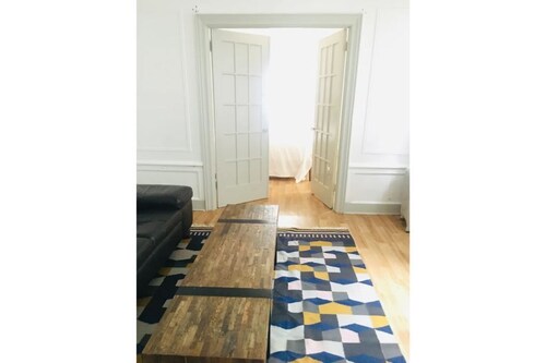 Spacious Sanctuary 1 block to train!