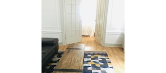 Spacious Sanctuary 1 block to train!