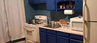 Spacious Sanctuary 1 block to train!