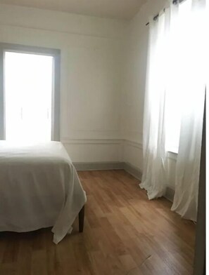 3 bedrooms, WiFi - Spacious Sanctuary 1 block to train! (Brooklyn)