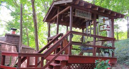 MEMORIES SUITE, FIREPLACE, GARDEN. ONLY HOTEL WITH PARKING IN DOWNTOWN