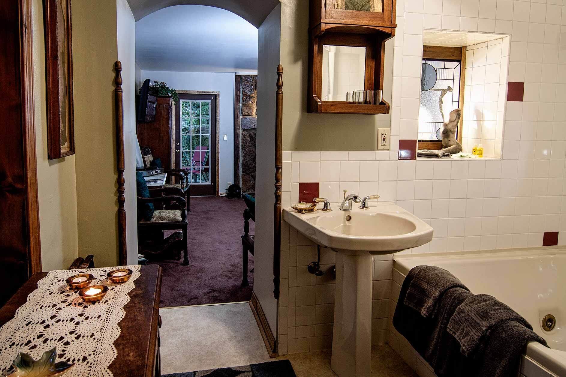MEMORIES SUITE, JACUZZI, FIREPLACE, GARDEN. ONLY HOTEL WITH PARKING IN DOWNTOWN