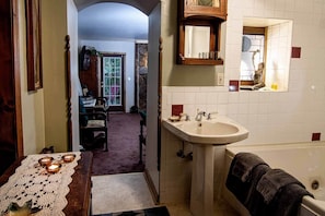 Hair dryer, towels, toilet paper - MEMORIES SUITE, FIREPLACE, GARDEN. ONLY HOTEL WITH PARKING IN DOWNTOWN (Eureka Springs)