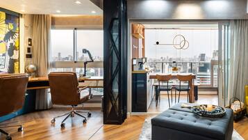 Apartamento superluxo | Área de estar | Smart TV 55 polegadas com canais a cabo, TV