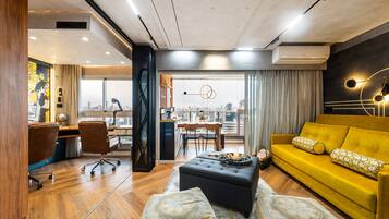Apartamento superluxo | Área de estar | Smart TV 55 polegadas com canais a cabo, TV