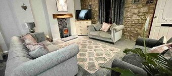 A Superb Size Cottage By The Canal