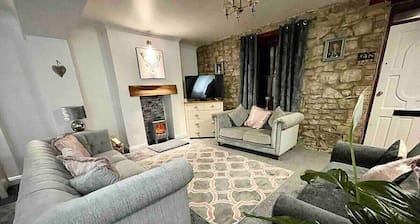 A Superb Size Cottage By The Canal