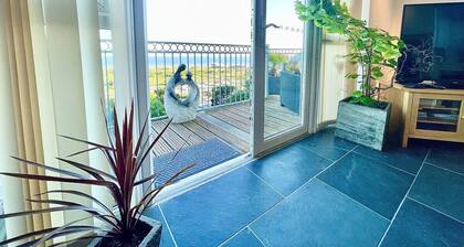 Sea Views, Hot tub, Balcony, 4 star Visit Wales
