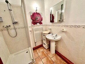 Towels - Detached ONE LEVEL stone barn (Monmouthshire)