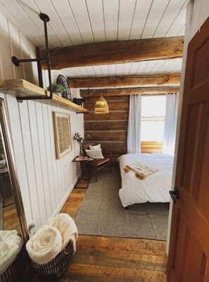 3 habitaciones, escritorio, tabla de planchar con plancha y wifi gratis