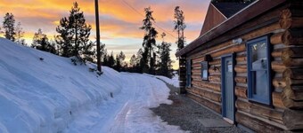 Cozy, Modern Log Cabin Getaway ~ 20 Min to Winter Park
