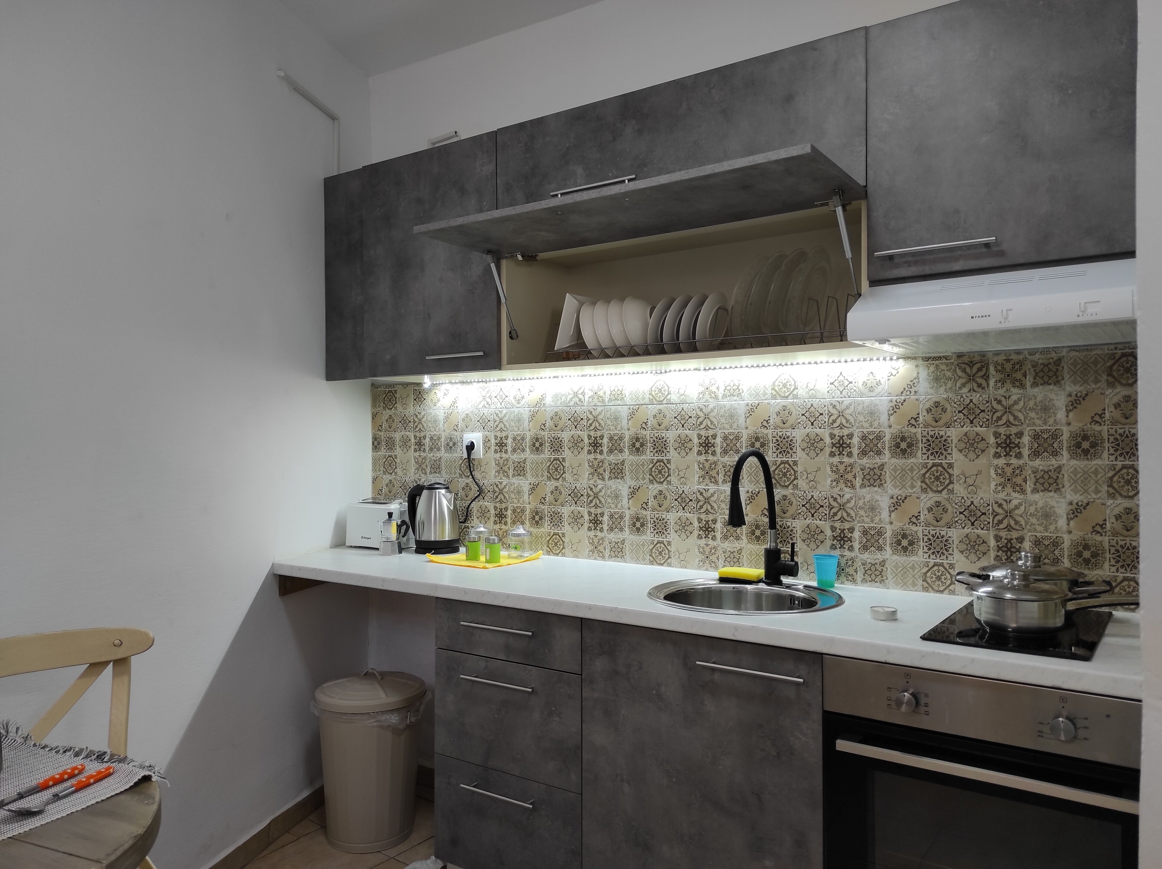 Refrigerador, horno, placa de cocina, cafetera/tetera