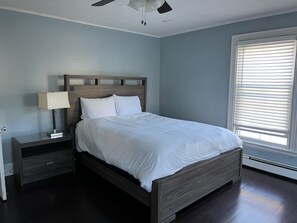 3 habitaciones, tabla de planchar con plancha y cuna de viaje 