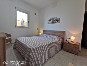 2 camere, una scrivania, ferro/asse da stiro, lenzuola
