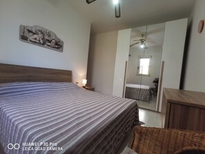 2 多间卧室、办公桌、熨斗/熨衣板、床单