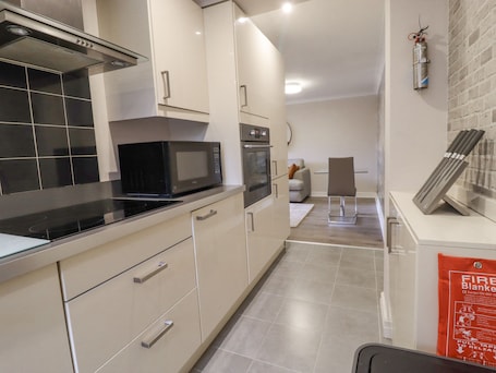 Refrigerador, lavavajillas, tetera/pava eléctrica, tostadora