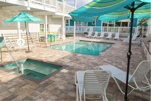 Key West Style Cottage - with pool/hot-tub