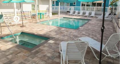 Key West Style Cottage - with pool/hot-tub