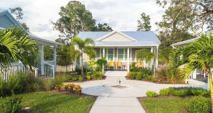 Key West Style Cottage - with pool/hot-tub