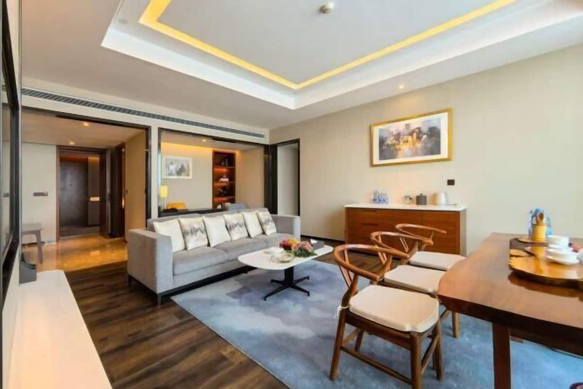 Un salon moderne avec un canapé, une table basse et un coin repas.