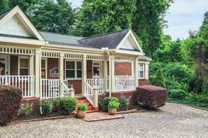 Exterior - Walk to golf course & downtown Aiken from perfect 1B1B with king bed & sofa bed (Aiken)