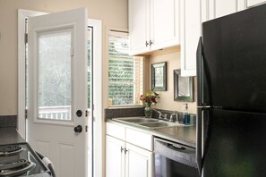 Fridge, microwave, oven, stovetop - Walk to golf course & downtown Aiken from perfect 1B1B with king bed & sofa bed (Aiken)