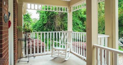 Walk to golf course & downtown Aiken from perfect 1B1B with king bed & sofa bed