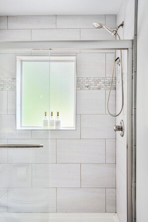 Shower, hair dryer, towels, soap - 2B1B Steps from the Golf Course, Historic Downtown (Aiken)
