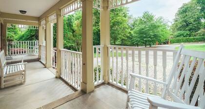 2B1B Steps from the Golf Course, Historic Downtown
