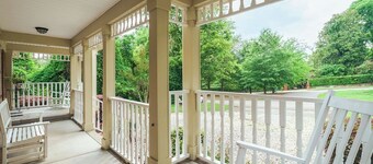 2B1B Steps from the Golf Course, Historic Downtown