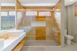 Chalet | Baño | Ducha y toallas