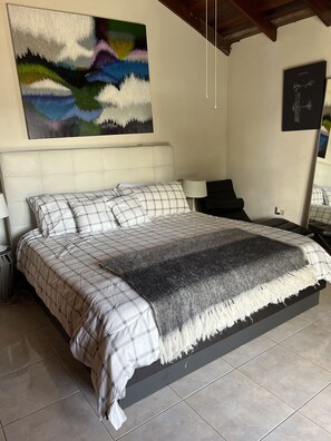 3 室のベッドルーム、アイロン / アイロン台、WiFi (無料)、ベッドシーツ